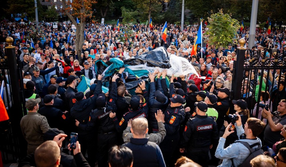 Protestatarii, împiedicați de poliție să instaleze corturi în curtea Președinției: Jos dictatura! Rușine